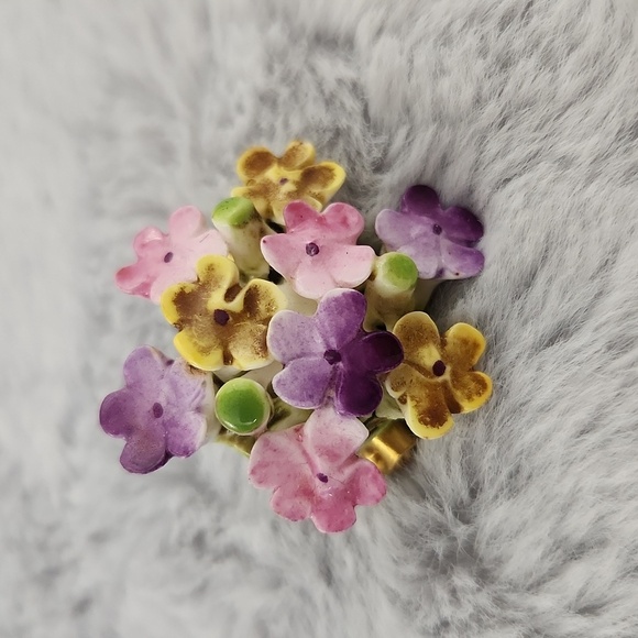 CARA CHINA STAFFORDSHIRE BROOCH - Picture 1 of 3